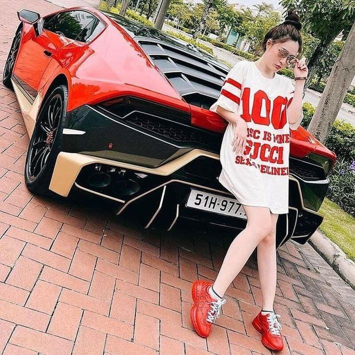 Trong gara của Nguyễn Quốc Vũ có những siêu xe hạng sang tên tuổi như Lamborghini Huracan LP610-4, Mercedes-AMG G 63, Porsche Panamera, Rolls-Royce... Ảnh: FBNV