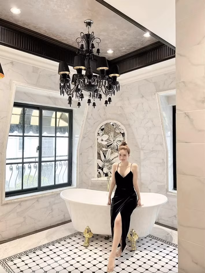 Phòng tắm với nội thất hiện đại, sang trọng như trong khách sạn. Ảnh: FBNV