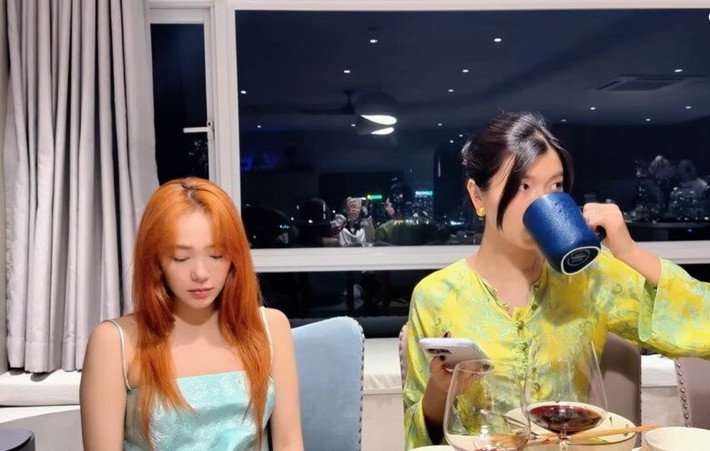 Bàn ăn bố trí bên khung cửa kính lớn. Ảnh chụp màn hình