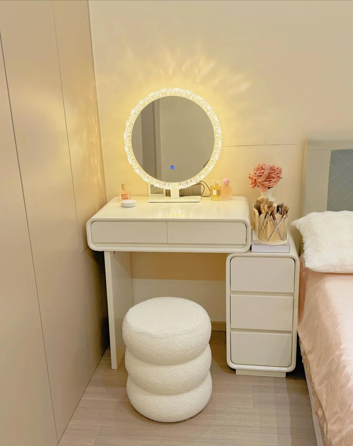 Hầu hết phụ nữ đều mua bàn điểm riêng. Tuy nhiên, sau vài năm, nhiều người nhận ra chủ yếu trang điểm trong phòng tắm. Ánh sáng tốt hơn, gương to hơn, đồ mỹ phẩm ngay trong tầm tay. Ảnh: Sohu