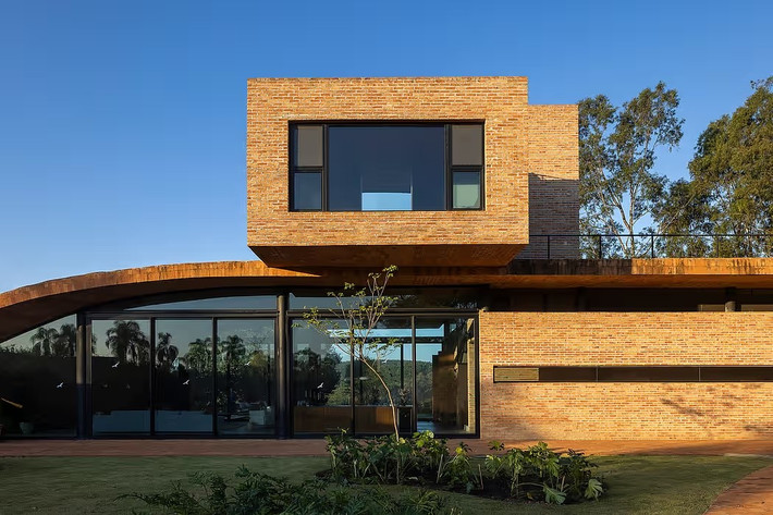 Tọa lạc tại São Paulo (Brazil), ngôi nhà hướng đến sự bình yên giữa một khu đất được tái tạo từ rừng. Ảnh: Homeadore