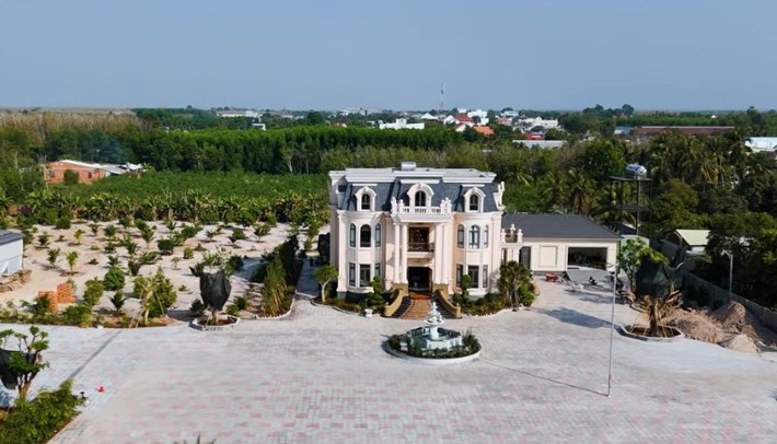 Khoảng sân vô cùng rộng rãi, có đài phun nước. Ảnh: Chụp màn hình