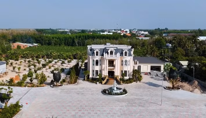Khoảng sân vô cùng rộng rãi, có đài phun nước. Ảnh: Chụp màn hình