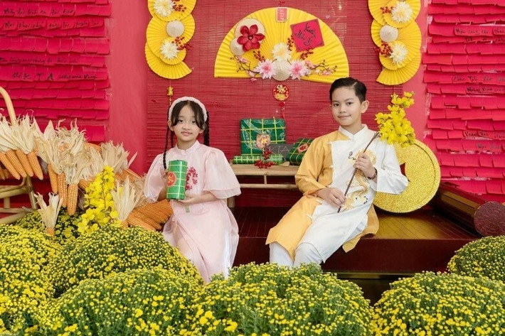 Khu check-in được bao phủ bởi đèn lồng, cúc mâm xôi, quạt giấy, bắp ngô khô, câu đối...Ảnh: FBNV