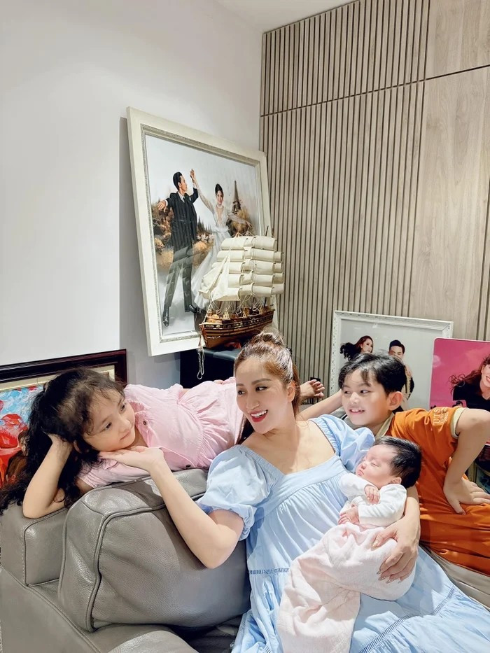 Bên trong nhà, Khánh Thi - Phan Hiển sử dụng tone màu trầm chủ đạo. Ảnh: FBNV