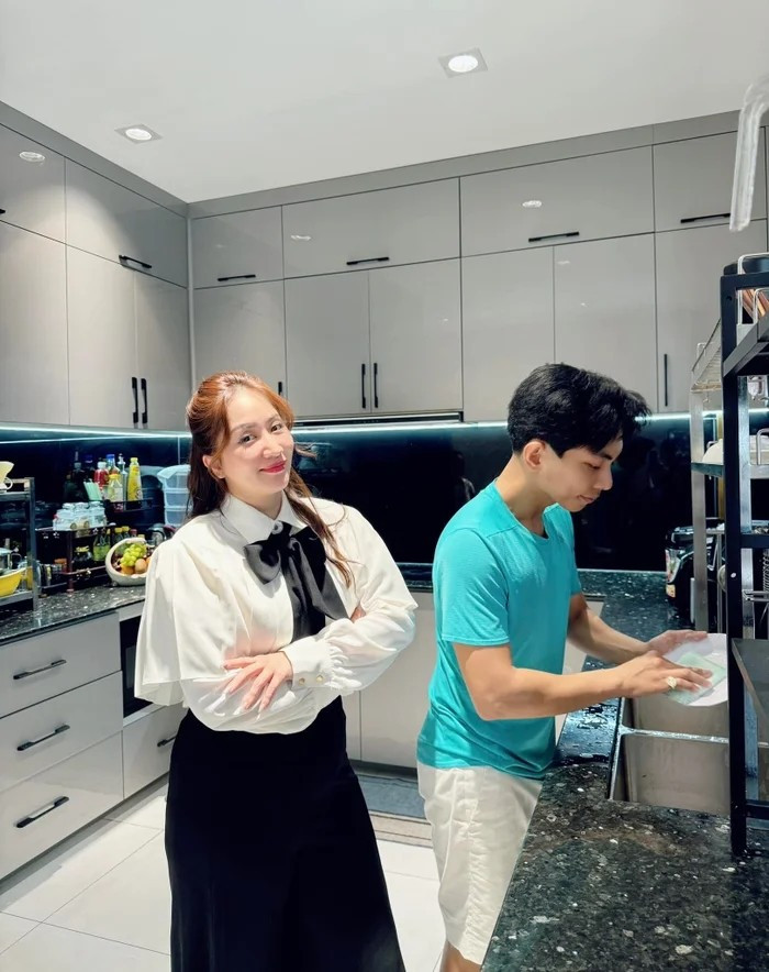 Phòng bếp được bài trí nhiều món đồ tiện nghi, đẹp mắt. Ảnh: FBNV