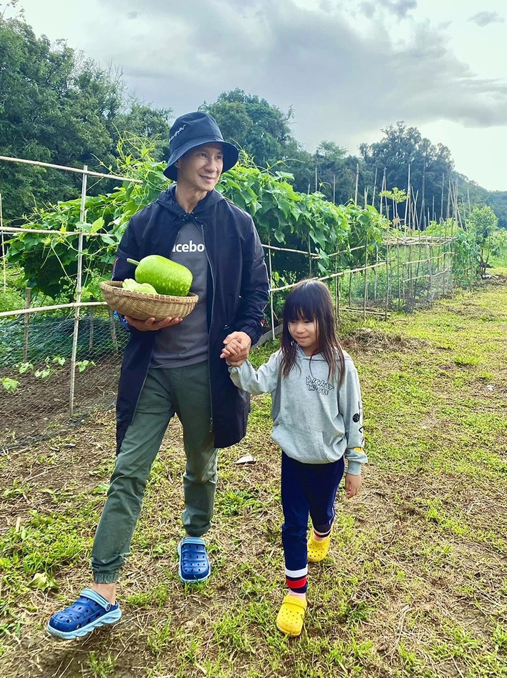 Ở nông trại, Lý Hải dạy các con chăm vườn, trồng rau, tưới cây...Ảnh: FBNV