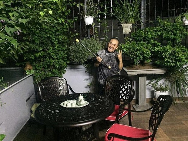 Giữa lòng phố cổ tấp nập, nghệ sĩ Xuân Hinh vẫn dành riêng một khoảng sân nhỏ để trồng cây và thư giãn. Ảnh: FBNV