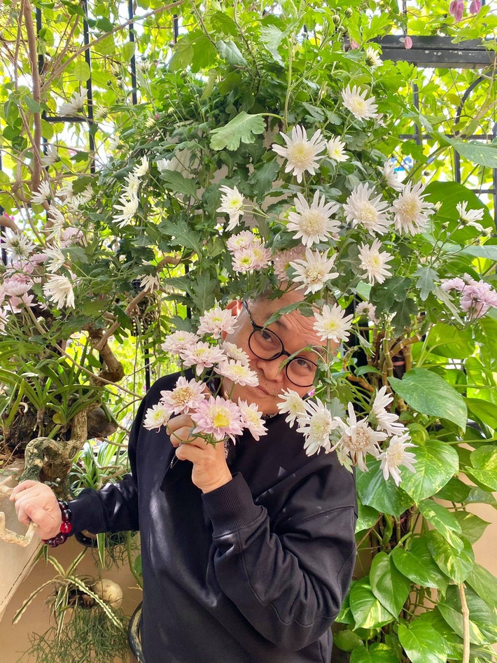 Đây vừa là không gian giúp Xuân Hinh tìm lại sự bình yên sau giờ làm việc, vừa thể hiện rõ tâm hồn nghệ sĩ yêu thiên nhiên, giản dị và tinh tế. Ảnh: FBNV