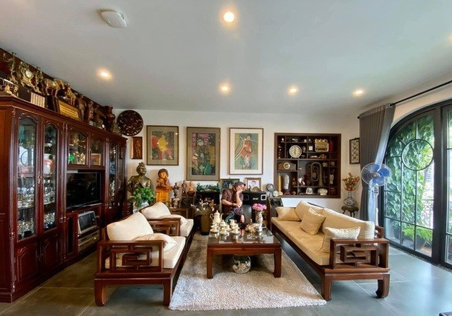 Tọa lạc giữa khu phố cổ vốn chật hẹp, căn nhà của "vua hài đất Bắc" có không gian khá rộng rãi và thoáng đãng. Ảnh: FBNV