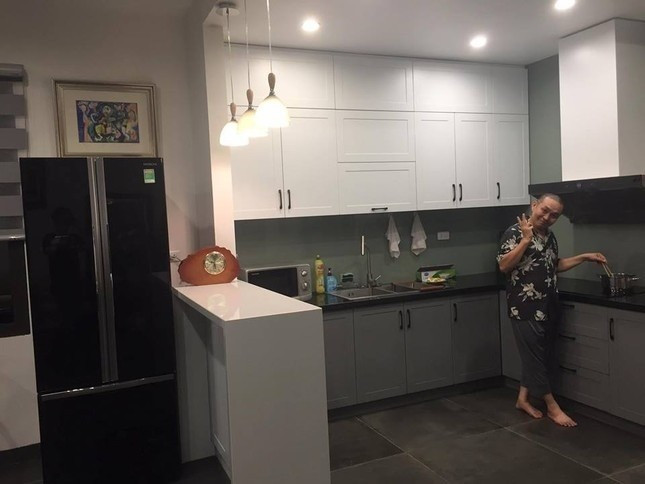 Trái với vẻ truyền thống của phòng khách, khu bếp khá hiện đại với tông ghi trắng chủ đạo. Ảnh: FBNV