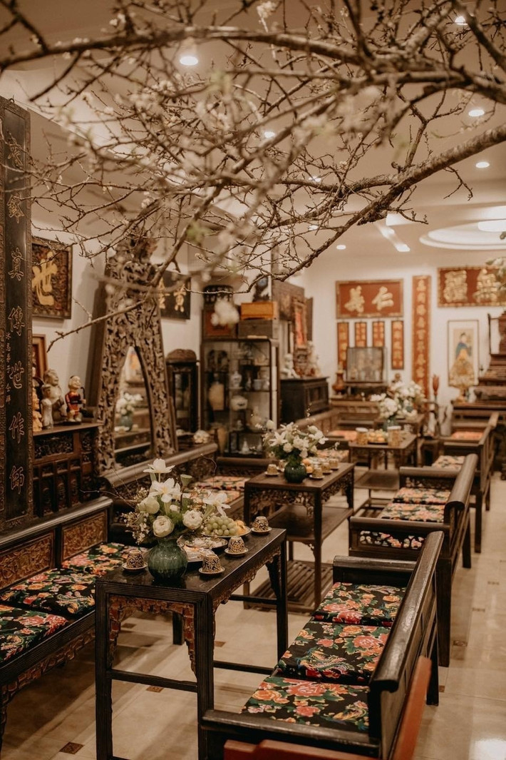 Nhiều món đồ trong nhà, từ bàn ghế, tủ, tranh cho đến vật dụng trang trí đều gợi nét hoài cổ. Ảnh: FBNV