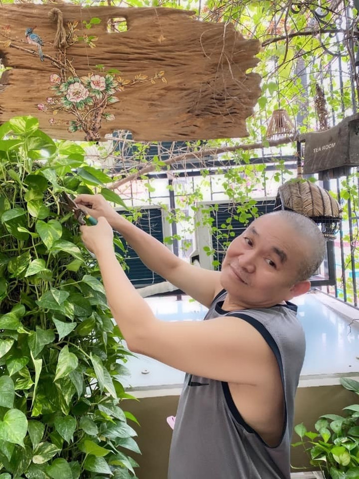 Góc sân vườn, ban công rợp bóng xanh với nhiều loại cây cảnh do chính tay nam nghệ sĩ chăm sóc mỗi ngày. Ảnh: FBNV