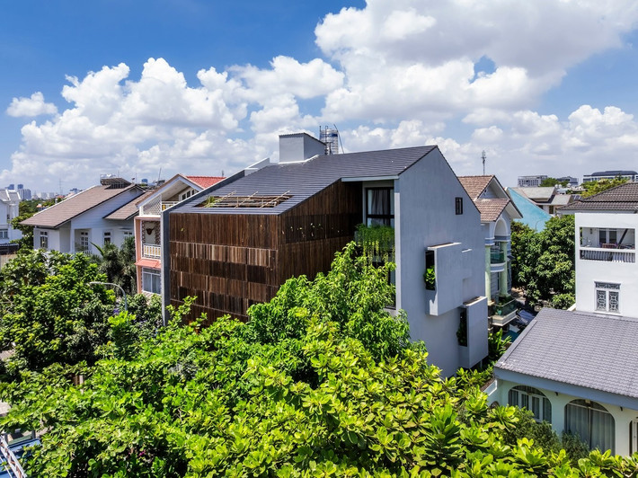 Tọa lạc tại khu dân cư ven sông yên tĩnh, cách xa trung tâm thành phố TP HCM, Black Cube House hiện lên như một khối hộp đen vững chãi, nhưng bên trong lại đầy sức sống và sự chuyển động của thiên nhiên. Ảnh: Hiroyuki Oki