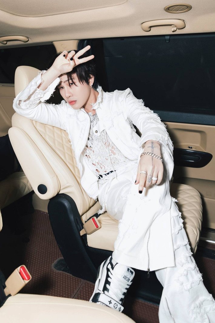 Trên các nền tảng mạng xã hội, Jack thỉnh thoảng chia sẻ ảnh chụp cùng siêu xe, diện đồ hiệu. Ảnh: Internet