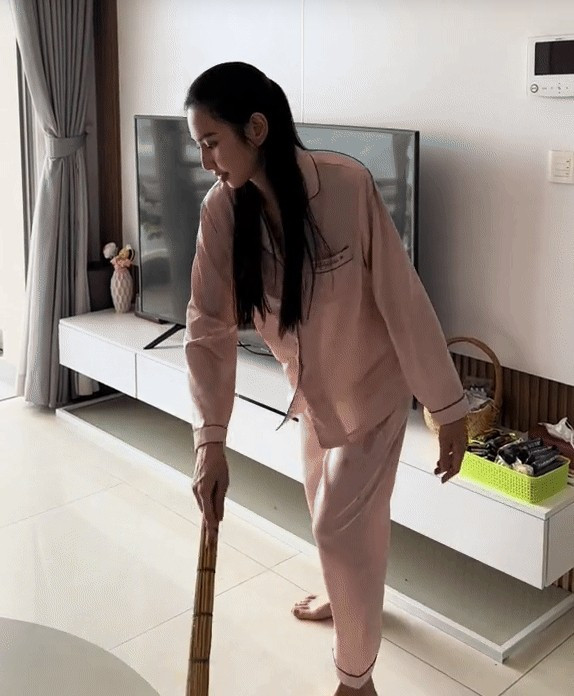 Căn hộ của Hoa hậu Thùy Tiên tọa lạc tại trung tâm Quận 4 (TP HCM), có diện tích rộng, thiết kế theo phong cách tối giản hiện đại. Ảnh chụp màn hình