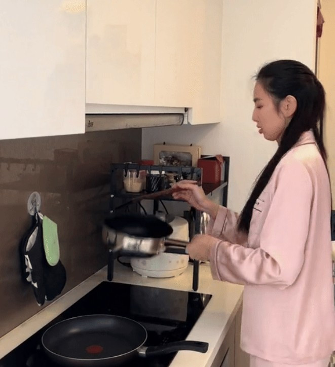 Khu bếp thiết kế quen thuộc như hầu hết các căn chung cư khác. Ảnh chụp màn hình