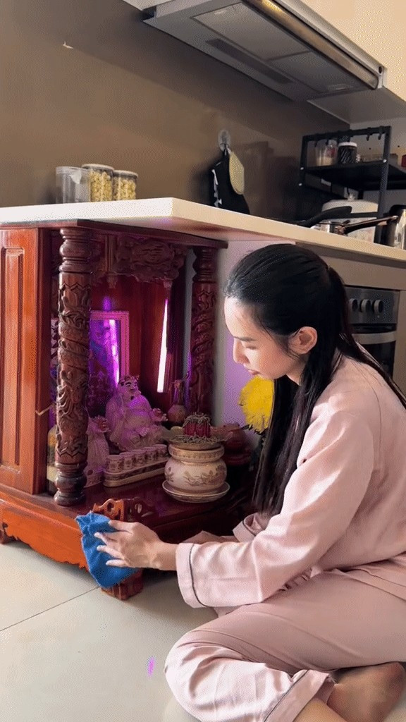 Bàn thờ Thần Tài bố trí cạnh bàn bếp, được Thùy Tiên lau dọn tỉ mỉ, cẩn thận. Ảnh chụp màn hình