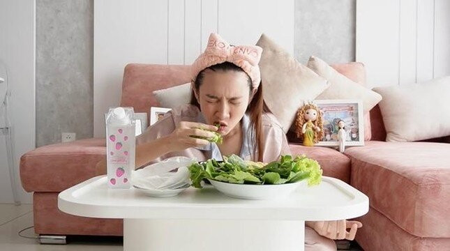 Hầu hết các vlog ăn uống của Thùy Tiên được quay tại căn nhà vừa bị khám xét. Ảnh chụp màn hình