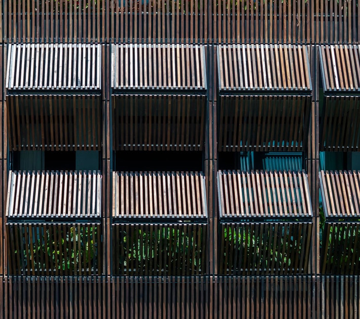 Hệ lam là lớp vỏ mang tính biểu tượng của ngôi nhà, vừa mang lại vẻ ngoài mạnh mẽ, vừa bảo vệ sự riêng tư bên trong. Ảnh: Hiroyuki Oki