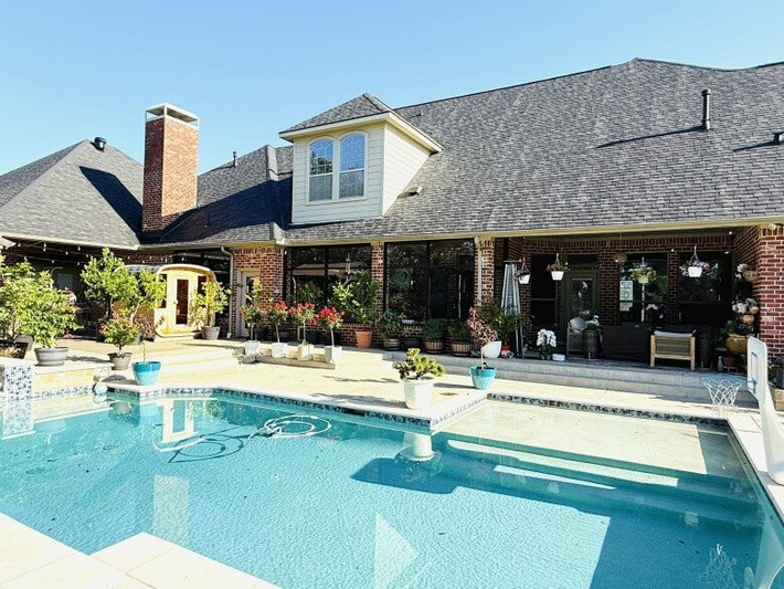 Ca sĩ Hồng Ngọc đang sống cùng ông xã và 3 con trong căn biệt thự triệu đô tại Dallas, Taxas (Mỹ). Tại đây, nữ ca sĩ trồng nhiều cây và hoa. Ảnh: FBNV