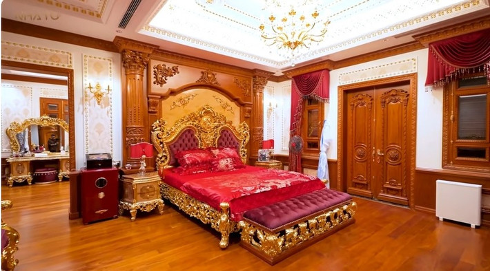 Tầng 2 gồm 3 phòng ngủ, 1 phòng ngủ dành cho mẹ gia chủ, và 2 phòng ngủ dành cho con. Ảnh: chụp màn hình NhaTo