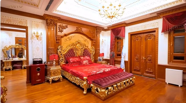 Tầng 2 gồm 3 phòng ngủ, 1 phòng ngủ dành cho mẹ gia chủ, và 2 phòng ngủ dành cho con. Ảnh: chụp màn hình NhaTo