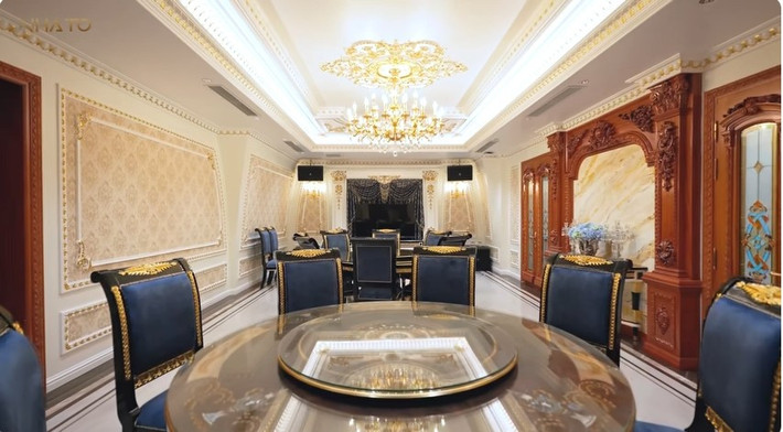 Tầng 4 có phòng ăn rộng rãi, đủ chỗ cho 15 - 20 người. Ảnh: chụp màn hình NhaTo