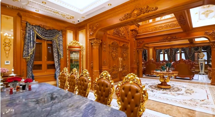 Không gian bên trong khiến nhiều người choáng ngợp bởi tựa như một tòa lâu đài. Ảnh: chụp màn hình NhaTo