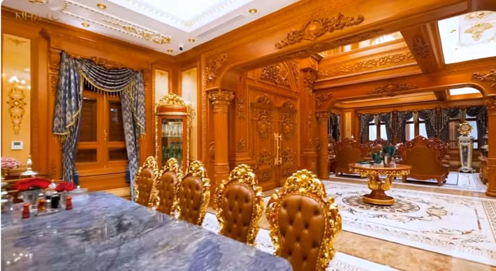 Không gian bên trong khiến nhiều người choáng ngợp bởi tựa như một tòa lâu đài. Ảnh: chụp màn hình NhaTo