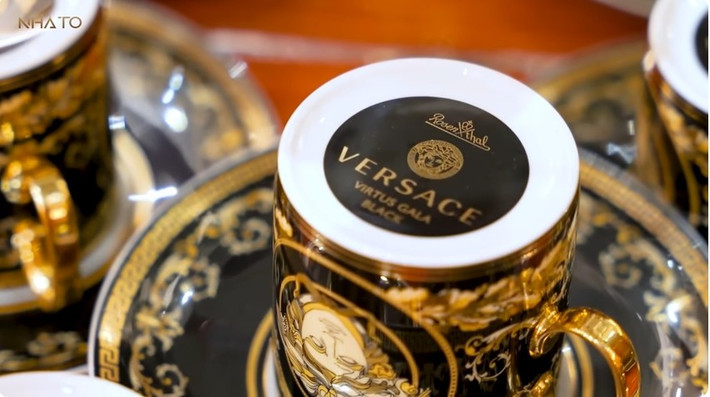 Đặc biệt, hầu hết đồ dùng trong nhà đều đến từ các thương hiệu nổi tiếng như bộ chén Versace, bộ làm bếp Smeg phiên bản giới hạn... Ảnh: chụp màn hình NhaTo