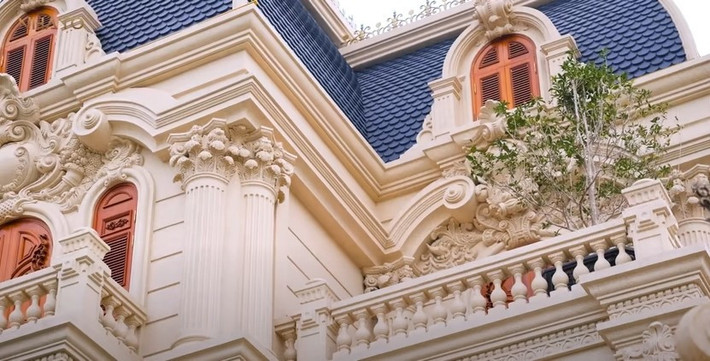 Căn biệt thự gồm 4 tầng và 1 hầm, khởi công năm 2020 và hoàn thành năm 2023. Bên ngoài căn nhà sơn màu kem hoàng gia sang trọng. Ảnh: chụp màn hình NhaTo