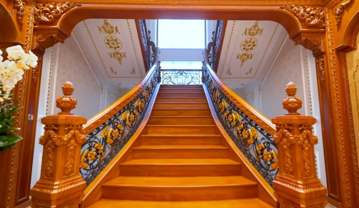 Cầu thang bằng gỗ nguyên khối được xem là trái tim của căn nhà. Ảnh: chụp màn hình NhaTo