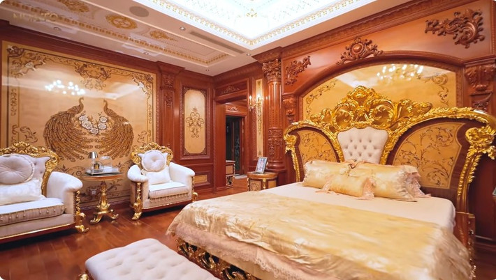 Toàn bộ tầng 3 dành cho vợ chồng gia chủ, gồm 6 phòng. Giường trong phòng ngủ master được dát vàng lấp lánh. Ảnh: chụp màn hình NhaTo