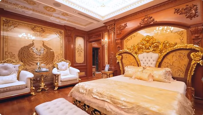 Toàn bộ tầng 3 dành cho vợ chồng gia chủ, gồm 6 phòng. Giường trong phòng ngủ master được dát vàng lấp lánh. Ảnh: chụp màn hình NhaTo