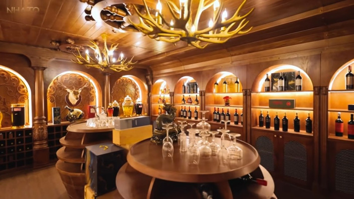 Phòng đựng rượu bố trí dưới tầng hầm. Ảnh: chụp màn hình NhaTo &gt;&gt;&gt; Mời độc giả xem video: Hà Nội kiểm tra hơn 1.000 căn biệt thự cũ. Nguồn: VTV24