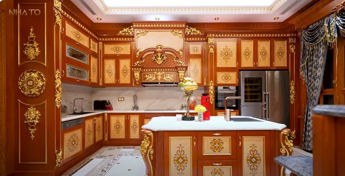 Riêng đồ gia dụng trang trí trong nhà (chai lọ, bình hoa...) ước tính khoảng 5 - 6 tỷ đồng. Ảnh: chụp màn hình NhaTo