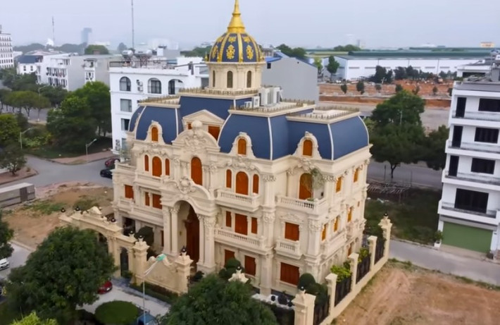 Cách đây không lâu, kênh YouTube NhaTo giới thiệu một căn biệt thự mang phong cách tân cổ điển được coi là công trình "để đời" của cặp vợ chồng trẻ tuổi. Ảnh: chụp màn hình NhaTo