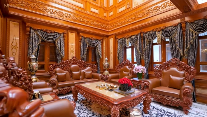 Sofa đồ sộ trị giá lên tới 1 tỷ đồng. Ảnh: chụp màn hình NhaTo