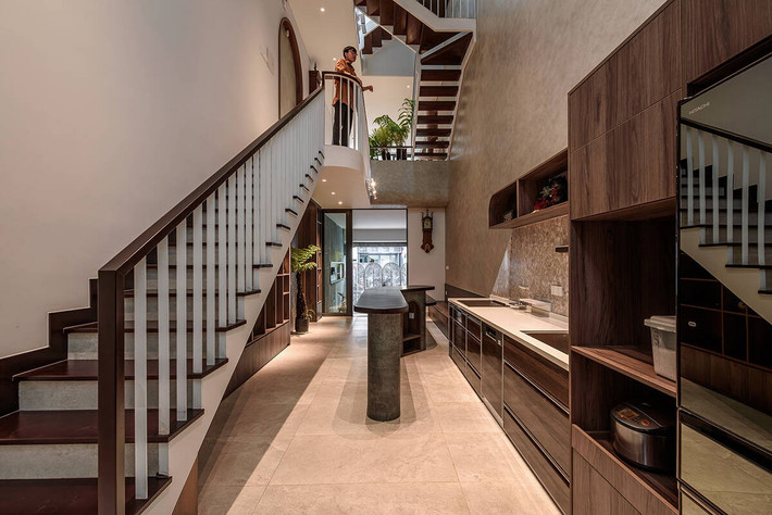 Một khoảng thông tầng lớn được mở ra ở phía sau nhà. Khoảng trống này bố trí cạnh khu bếp và bàn ăn. Ảnh: LonTon Studio