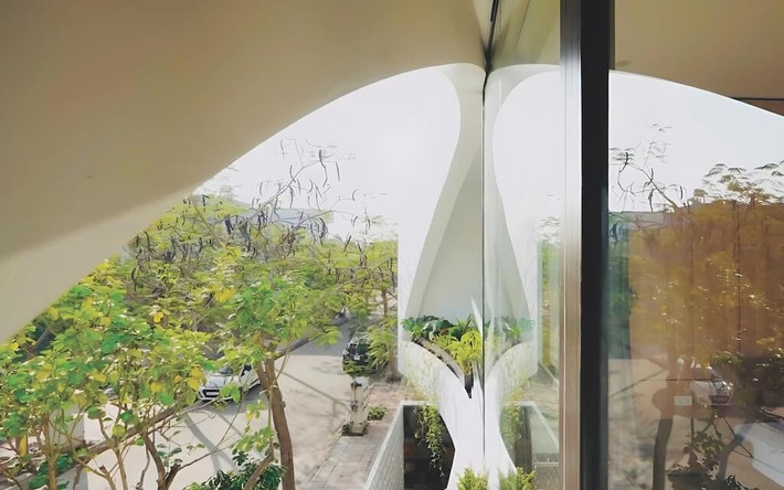 Không gian bên trong ngôi nhà được thiết kế mở và liên thông theo chiều đứng, khai thác tối đa thông gió và ánh sáng tự nhiên. Ảnh: NguyenhieuARC