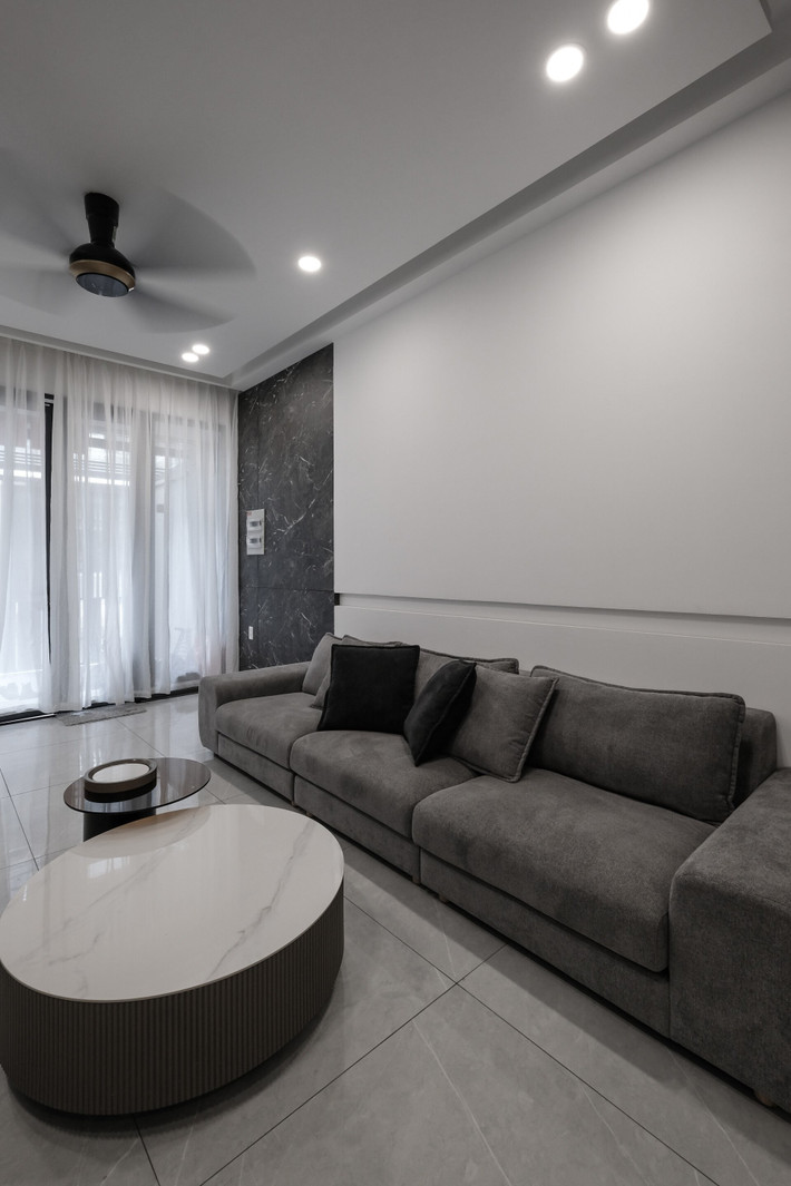 Ghế sofa êm ái được bày trí xung quanh bàn trà hiện đại, tạo nên một góc thư giãn lý tưởng. Ảnh: 3A Design