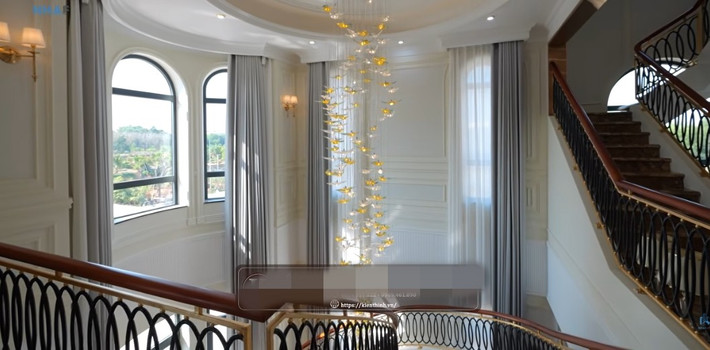 Cầu thang xoắn với lan bằng gỗ gõ đỏ và sắt mỹ thuật cũng là điểm nhấn trong dinh thự. Ảnh: Chụp màn hình