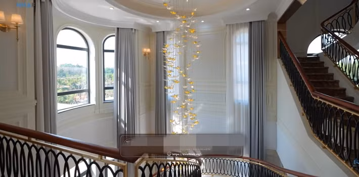 Cầu thang xoắn với lan bằng gỗ gõ đỏ và sắt mỹ thuật cũng là điểm nhấn trong dinh thự. Ảnh: Chụp màn hình