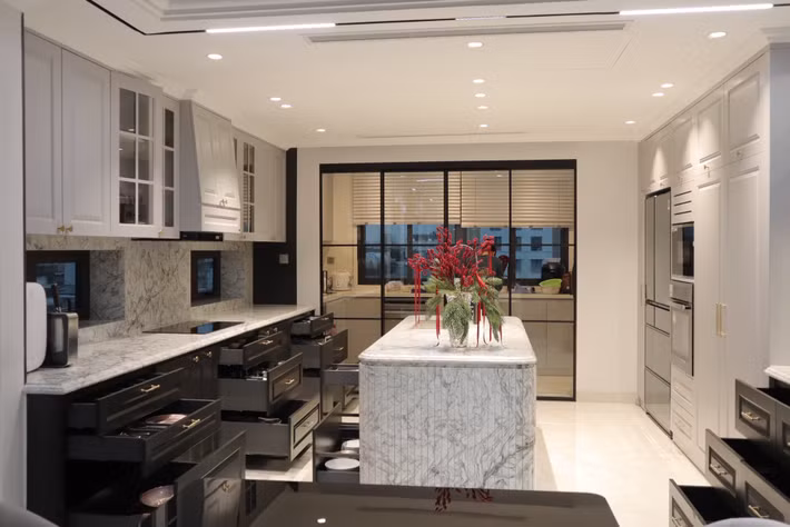 Căn bếp tối giản nhưng sang trọng với gam màu trung tính và hệ thống tủ âm tường kịch trần. Ảnh: FBNV