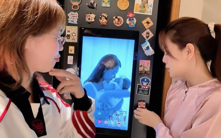 Bề mặt tủ phủ kín những miếng nam dán, ghi dấu ấn nơi Phạm Quỳnh Anh đã đi qua trong suốt 6 năm qua. Ảnh chụp màn hình