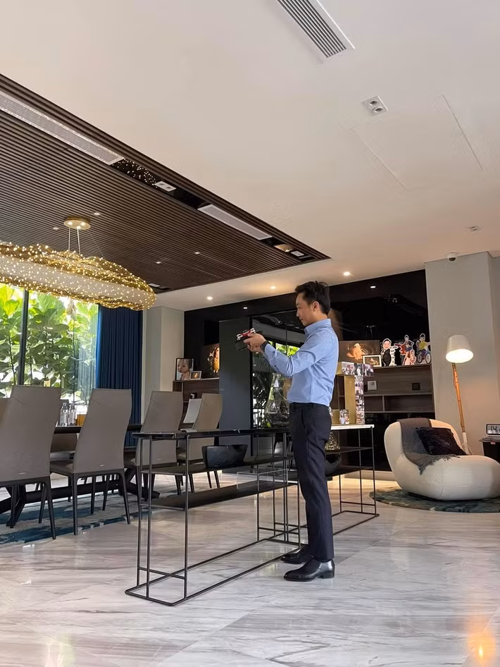 Bàn ăn lớn hướng ra khu vườn xanh mướt. Ảnh: FB Nguyen Quoc Cuong