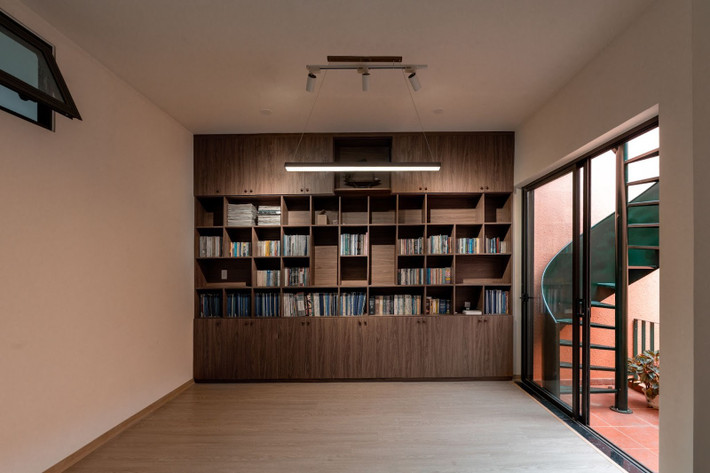 Phòng đọc sách được bố trí cạnh khoảng sân ngập ánh sáng. Ảnh: Phan Trọng Tín - Minh Anh