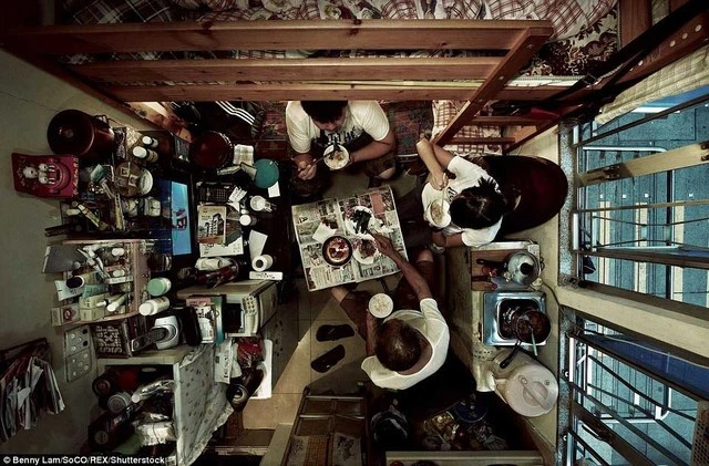 Bữa ăn trong căn nhà siêu nhỏ. Ảnh: BI