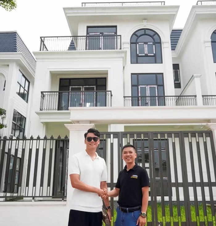 Mới đây, cầu thủ Thành Chung đăng tải hình ảnh căn biệt thự mới của vợ chồng anh trên trang cá nhân. Ngôi nhà nằm tại khu đô thị cao cấp ở Hà Nội, gồm 3 tầng ở, một tầng mái và sân thượng. Ảnh: FB Nguyễn Thành Chung